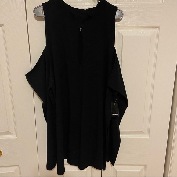 Torrid Foxy Cold Shoulder Long Sleeve Cut Out Top Size 6 - Picture 4 of 10